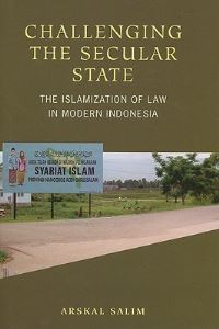 Book Cover for Challenging the Secular State by Arskal Salim