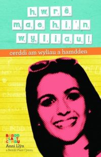 Book Cover for Hwrê Mae Hi'n Wyliau! by Anni LlÒyn